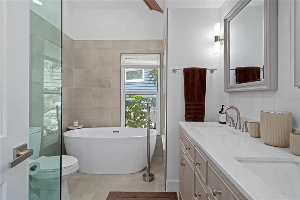 For Sale: $2,549,000 (3 beds, 2 baths, 2182 Square Feet)