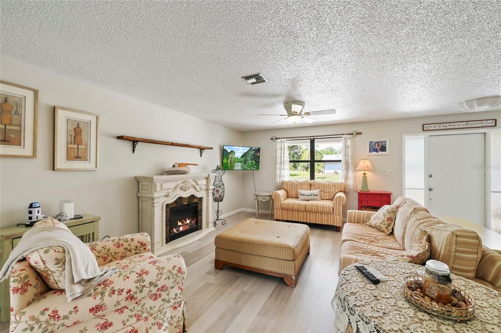 Activo con contrato: $389,000 (3 camas, 2 baños, 2280 Pies cuadrados)