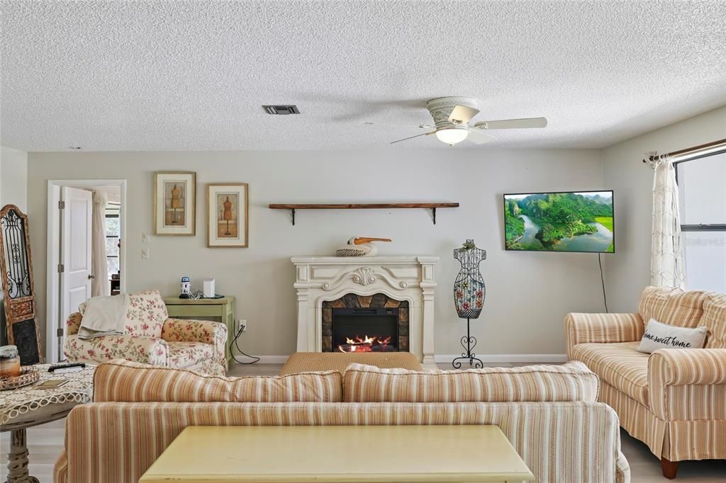 Activo con contrato: $389,000 (3 camas, 2 baños, 2280 Pies cuadrados)