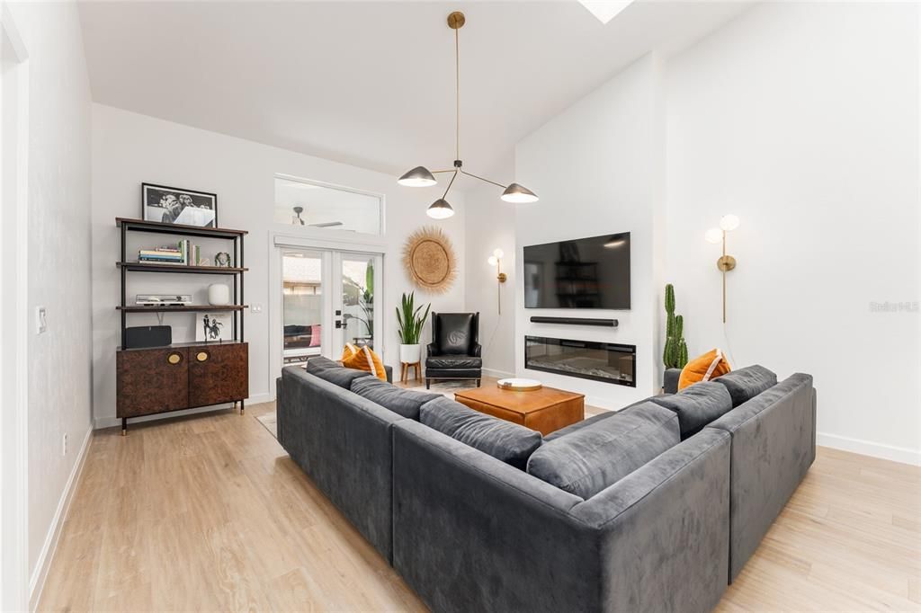 Active With Contract: $279,990 (2 beds, 2 baths, 1379 Square Feet)