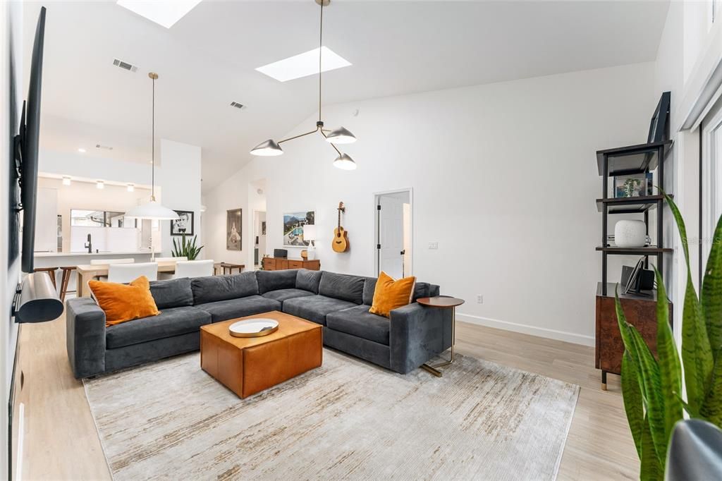 Active With Contract: $279,990 (2 beds, 2 baths, 1379 Square Feet)