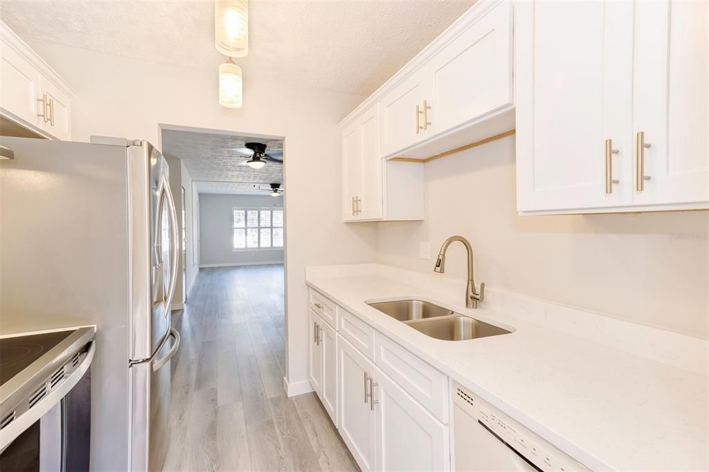 На продажу: $189,900 (2 спален, 2 ванн, 981 Квадратных фут)