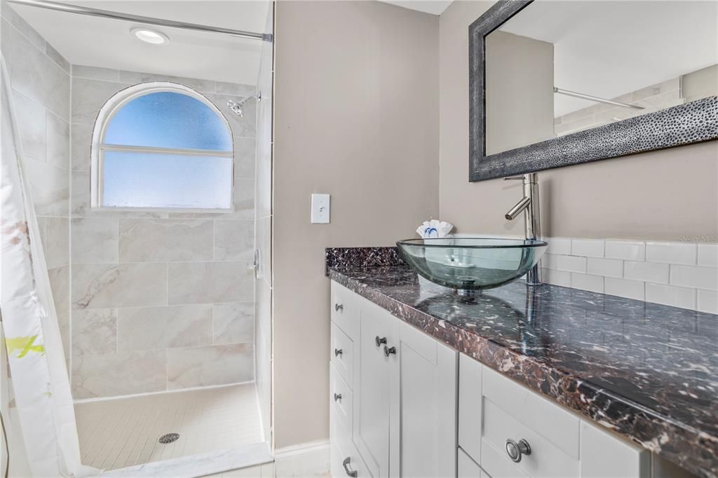 Activo con contrato: $215,000 (3 camas, 2 baños, 1287 Pies cuadrados)