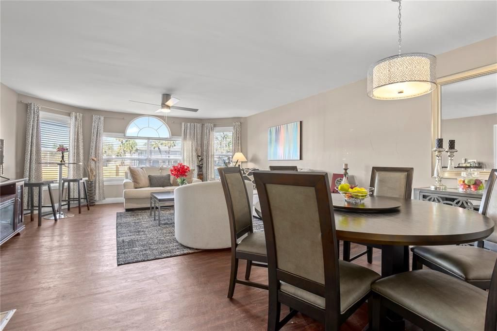 Activo con contrato: $215,000 (3 camas, 2 baños, 1287 Pies cuadrados)