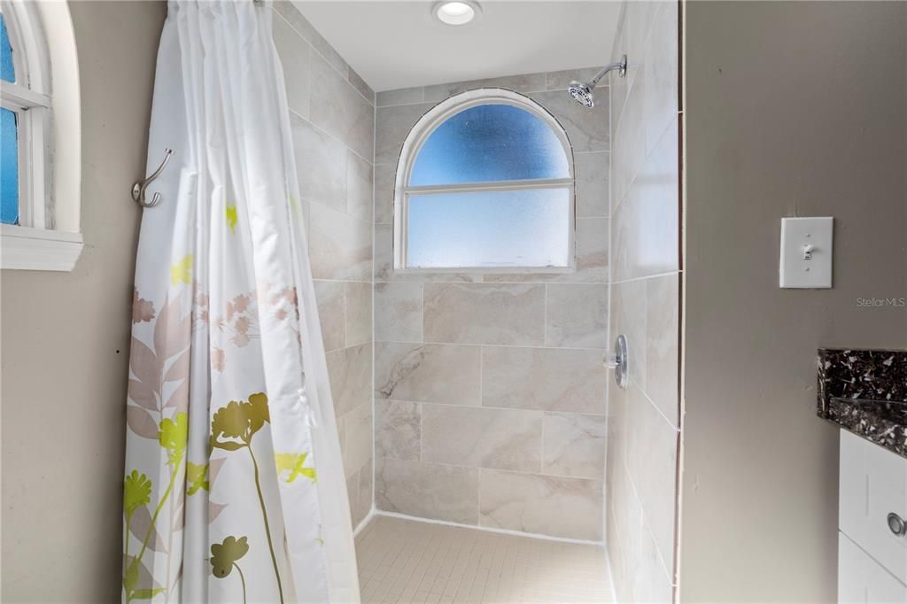 Activo con contrato: $215,000 (3 camas, 2 baños, 1287 Pies cuadrados)