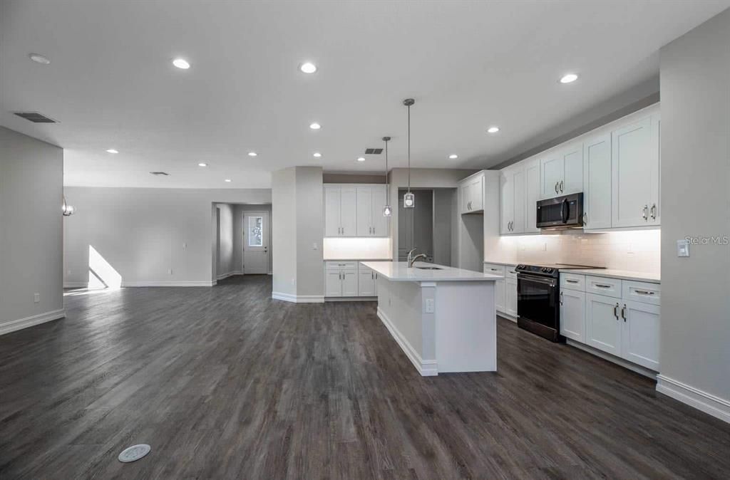 En Venta: $580,000 (4 camas, 3 baños, 2412 Pies cuadrados)