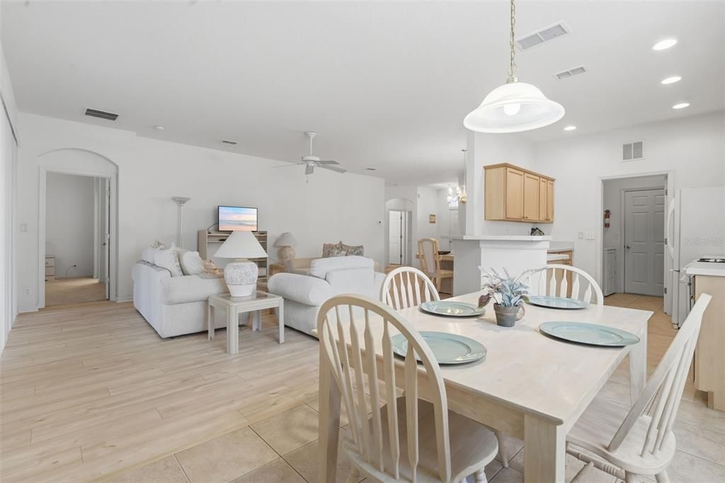 На продажу: $299,900 (3 спален, 2 ванн, 1687 Квадратных фут)