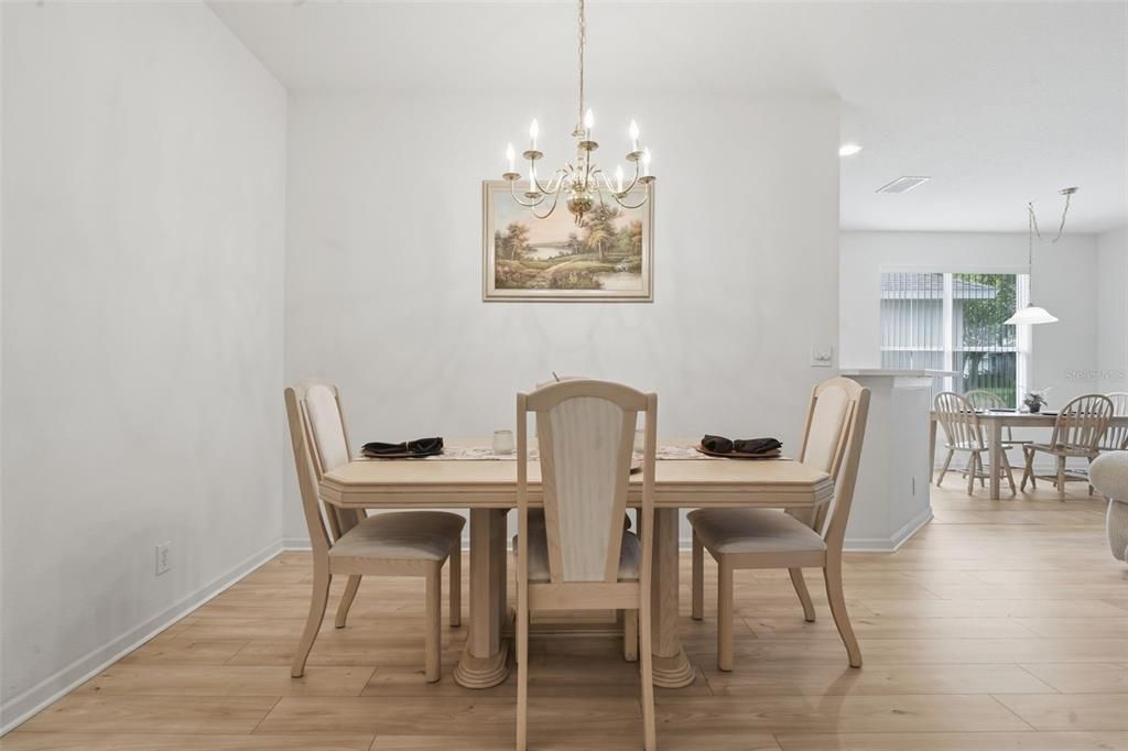 На продажу: $299,900 (3 спален, 2 ванн, 1687 Квадратных фут)