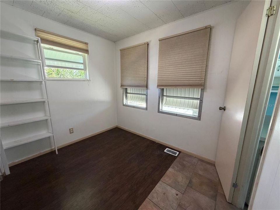 For Sale: $119,000 (2 beds, 1 baths, 915 Square Feet)