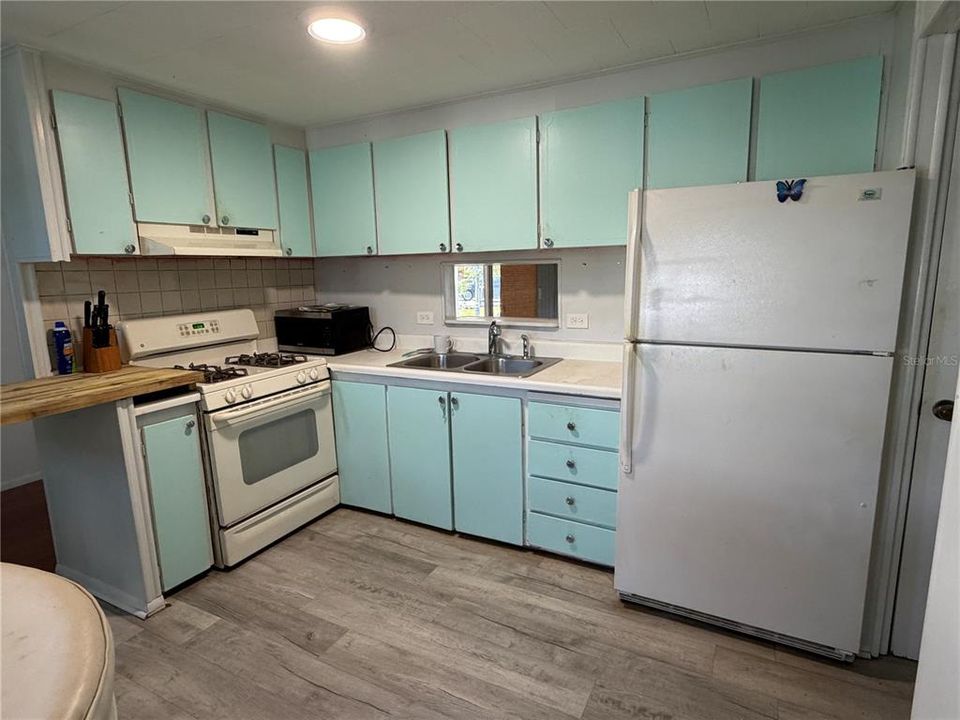 For Sale: $119,000 (2 beds, 1 baths, 915 Square Feet)