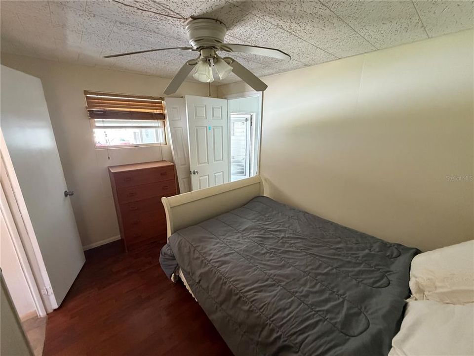 For Sale: $119,000 (2 beds, 1 baths, 915 Square Feet)