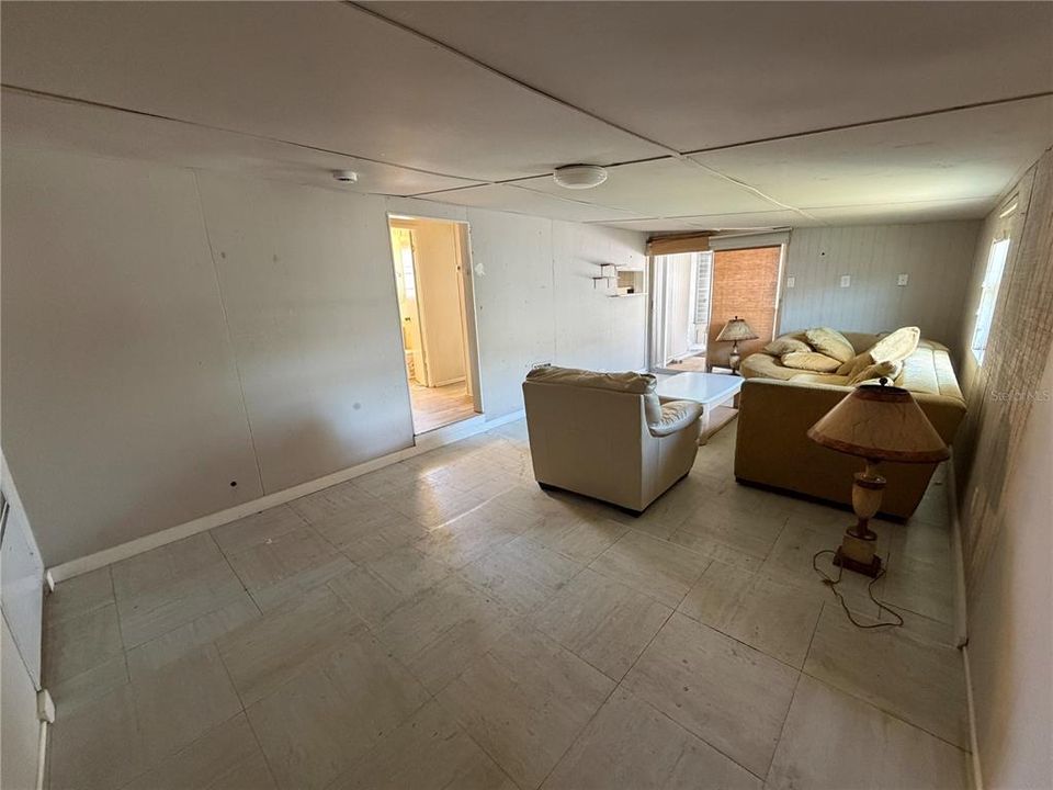 For Sale: $119,000 (2 beds, 1 baths, 915 Square Feet)