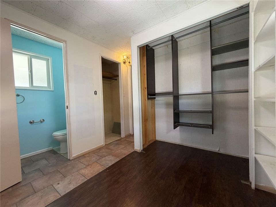 For Sale: $119,000 (2 beds, 1 baths, 915 Square Feet)