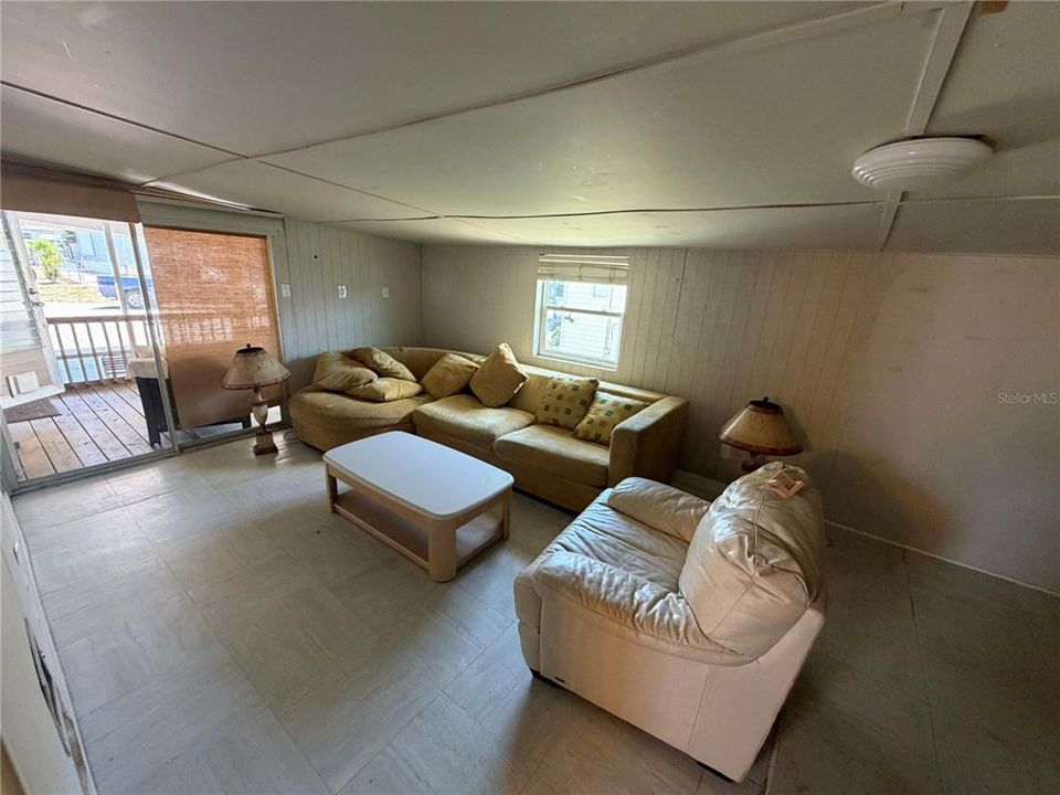 For Sale: $119,000 (2 beds, 1 baths, 915 Square Feet)