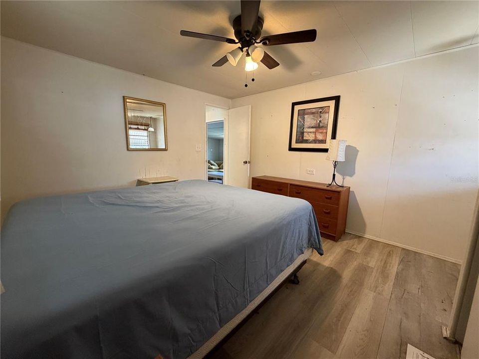 For Sale: $119,000 (2 beds, 1 baths, 915 Square Feet)