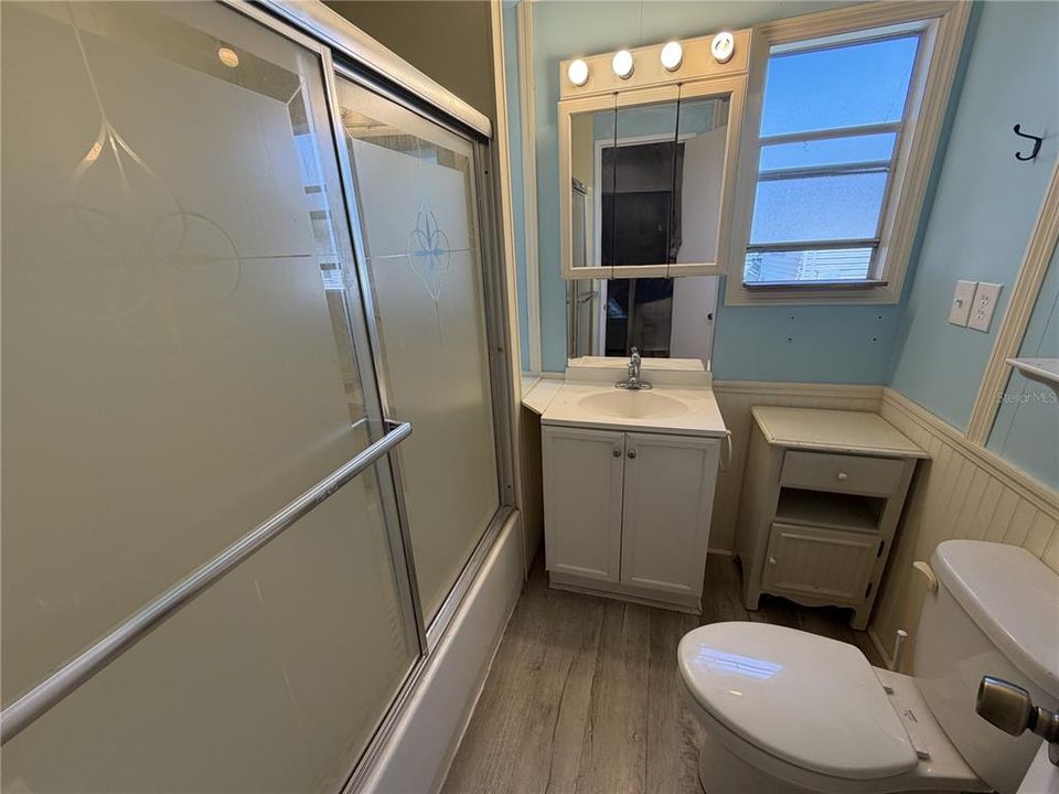 For Sale: $119,000 (2 beds, 1 baths, 915 Square Feet)