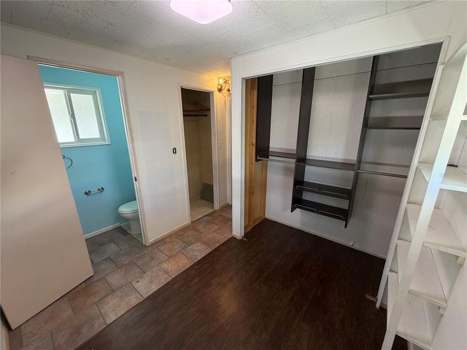 For Sale: $119,000 (2 beds, 1 baths, 915 Square Feet)