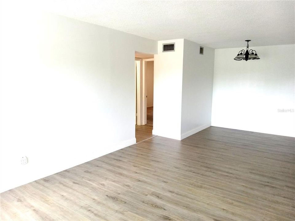 合同活跃: $1,400 (2 贝兹, 2 浴室, 1100 平方英尺)
