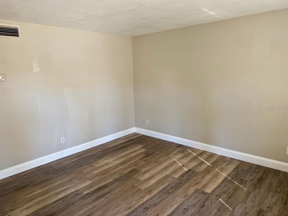 For Rent: $1,250 (2 beds, 1 baths, 812 Square Feet)