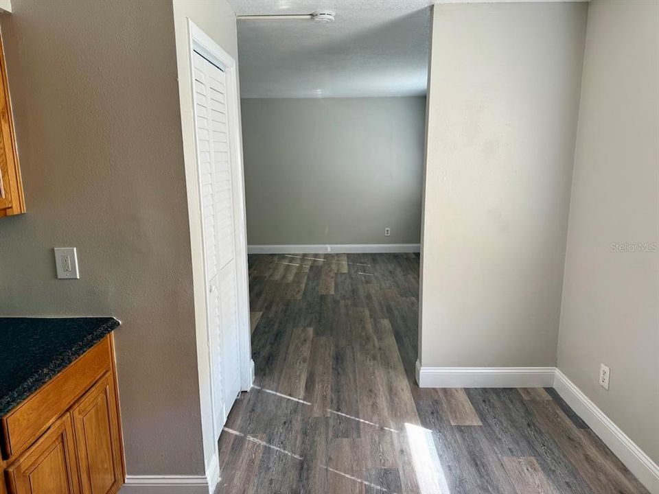 For Rent: $1,250 (2 beds, 1 baths, 812 Square Feet)