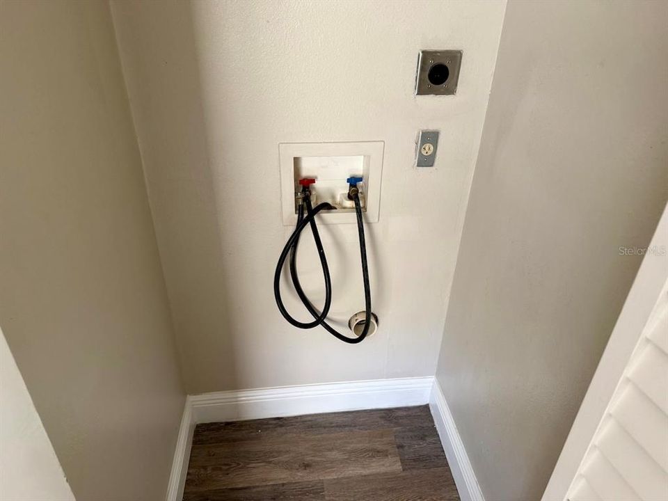 For Rent: $1,250 (2 beds, 1 baths, 812 Square Feet)