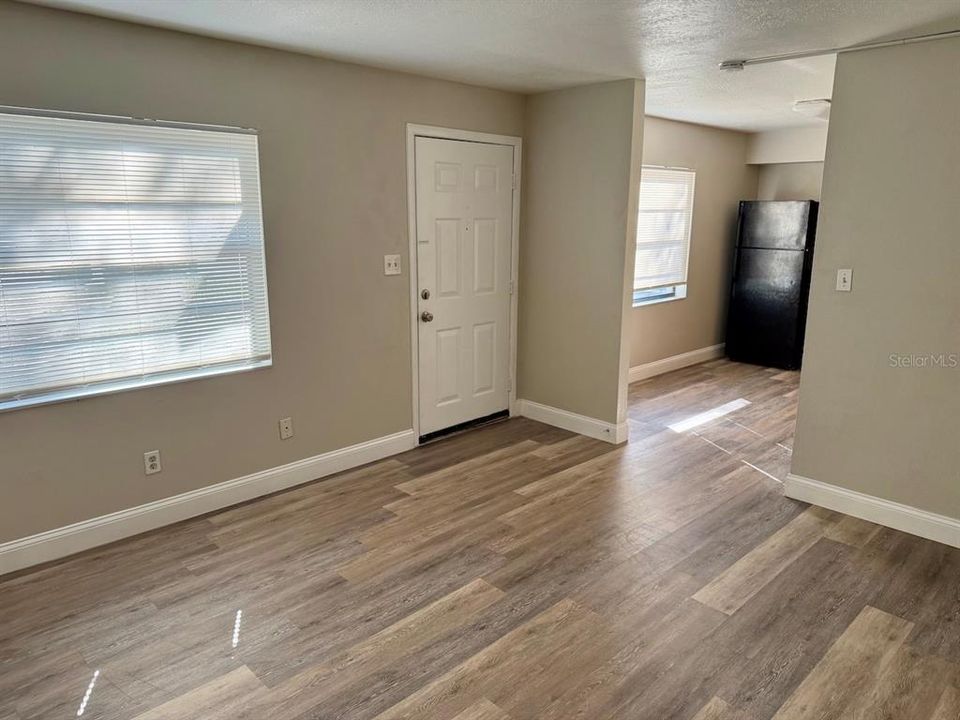 For Rent: $1,250 (2 beds, 1 baths, 812 Square Feet)