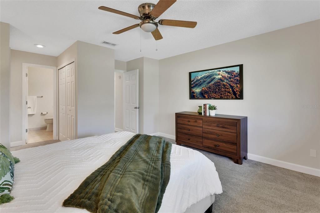 Active With Contract: $399,900 (2 beds, 2 baths, 1810 Square Feet)