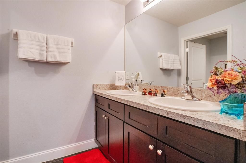 For Sale: $385,000 (5 beds, 3 baths, 2661 Square Feet)