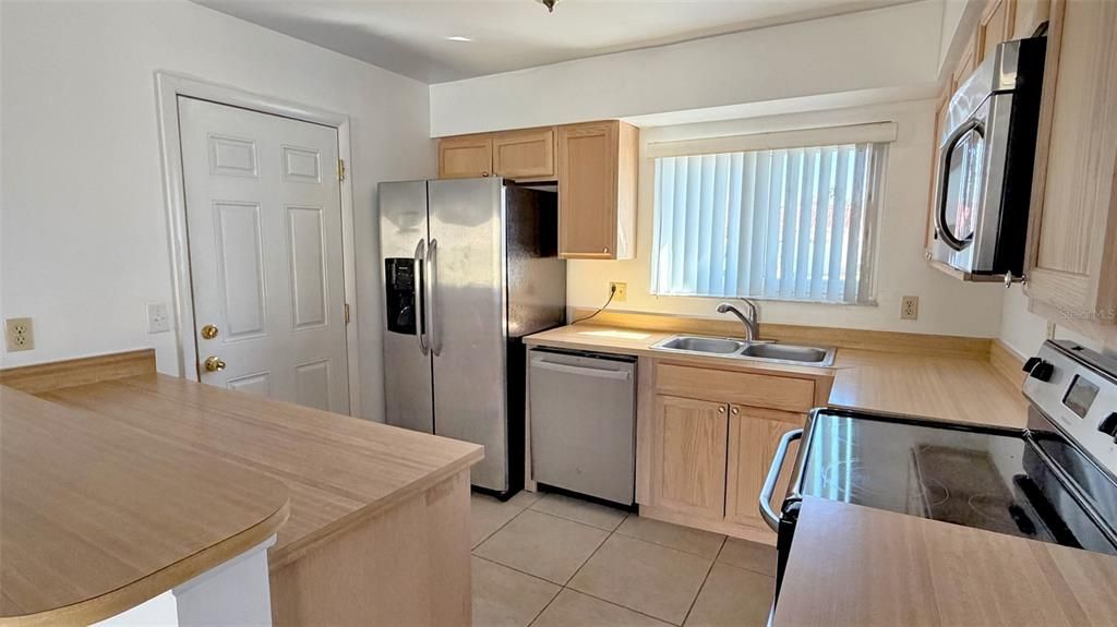 For Rent: $2,150 (3 beds, 2 baths, 1589 Square Feet)