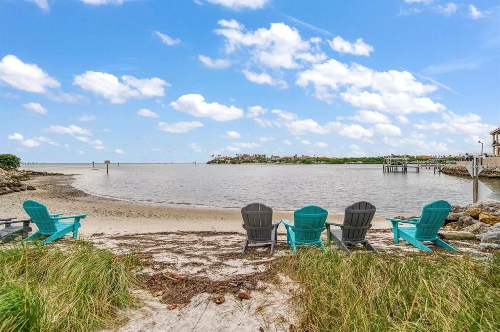 En Venta: $749,000 (0.24 acres)