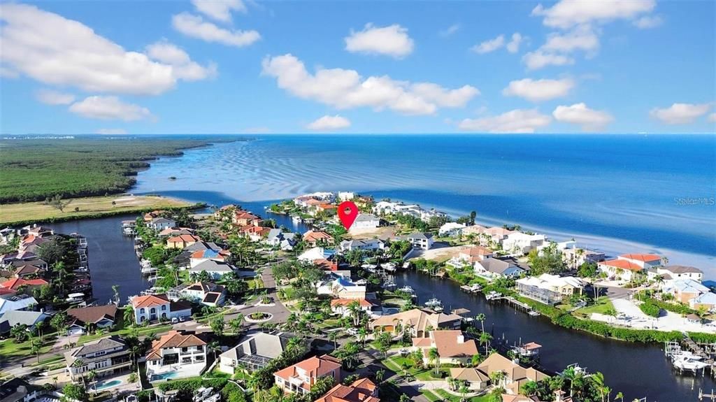 En Venta: $749,000 (0.24 acres)