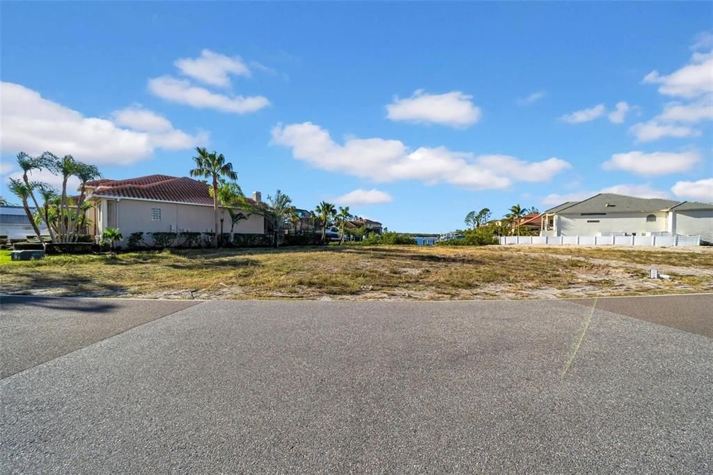En Venta: $749,000 (0.24 acres)