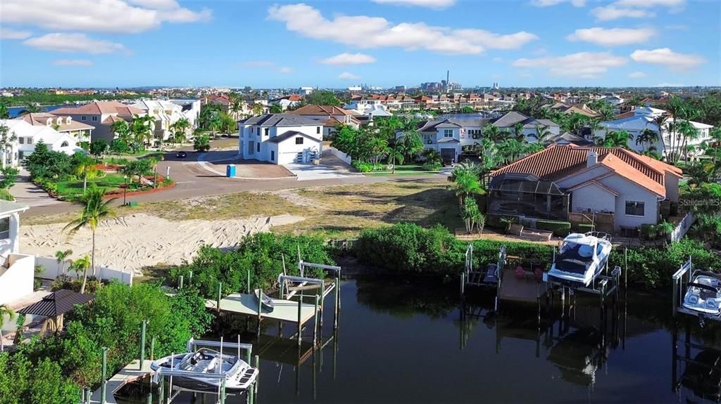 En Venta: $749,000 (0.24 acres)