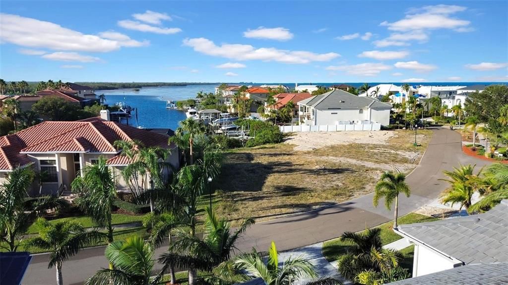 En Venta: $749,000 (0.24 acres)