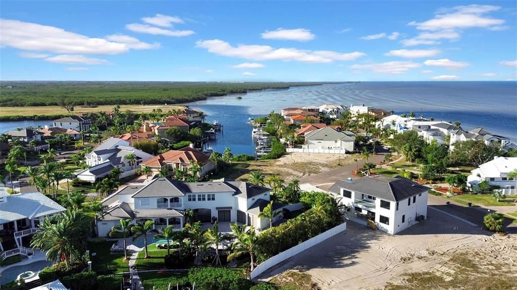 En Venta: $749,000 (0.24 acres)
