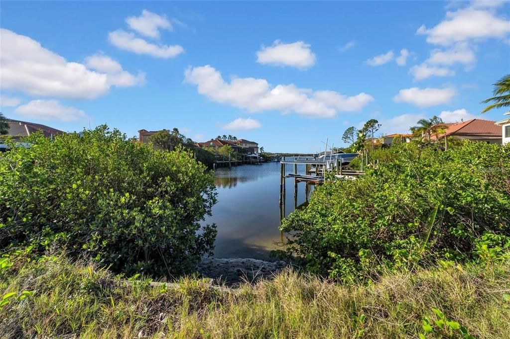 En Venta: $749,000 (0.24 acres)