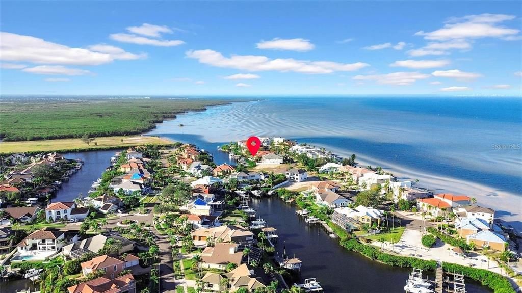 En Venta: $749,000 (0.24 acres)
