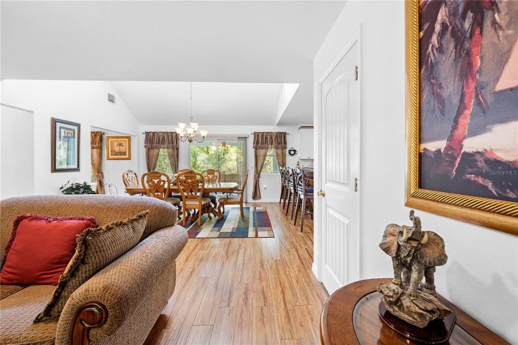 En Venta: $729,000 (4 camas, 4 baños, 3325 Pies cuadrados)