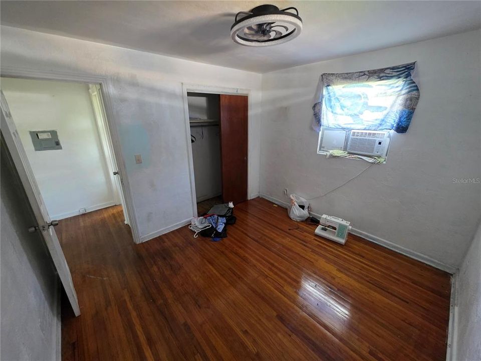 合同活跃: $160,000 (2 贝兹, 1 浴室, 1070 平方英尺)