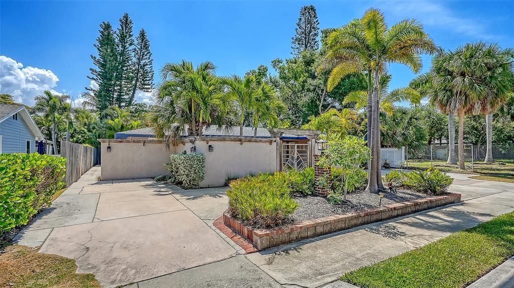 For Rent: $6,900 (4 beds, 4 baths, 2200 Square Feet)