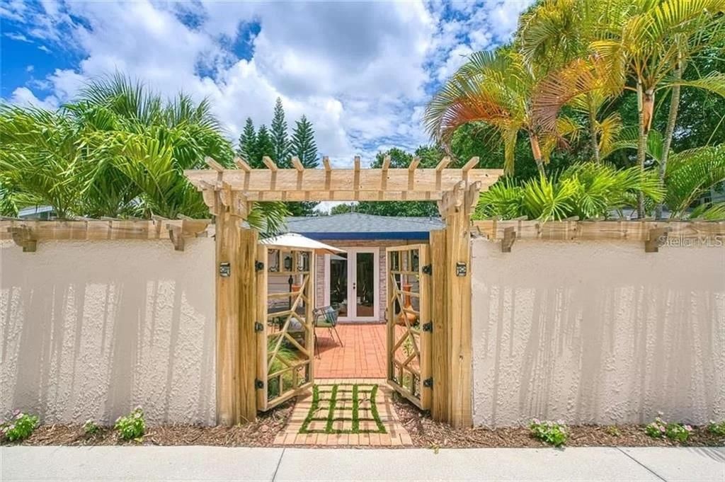 For Rent: $6,900 (4 beds, 4 baths, 2200 Square Feet)