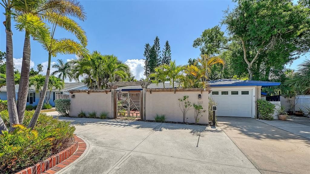 For Rent: $6,900 (4 beds, 4 baths, 2200 Square Feet)