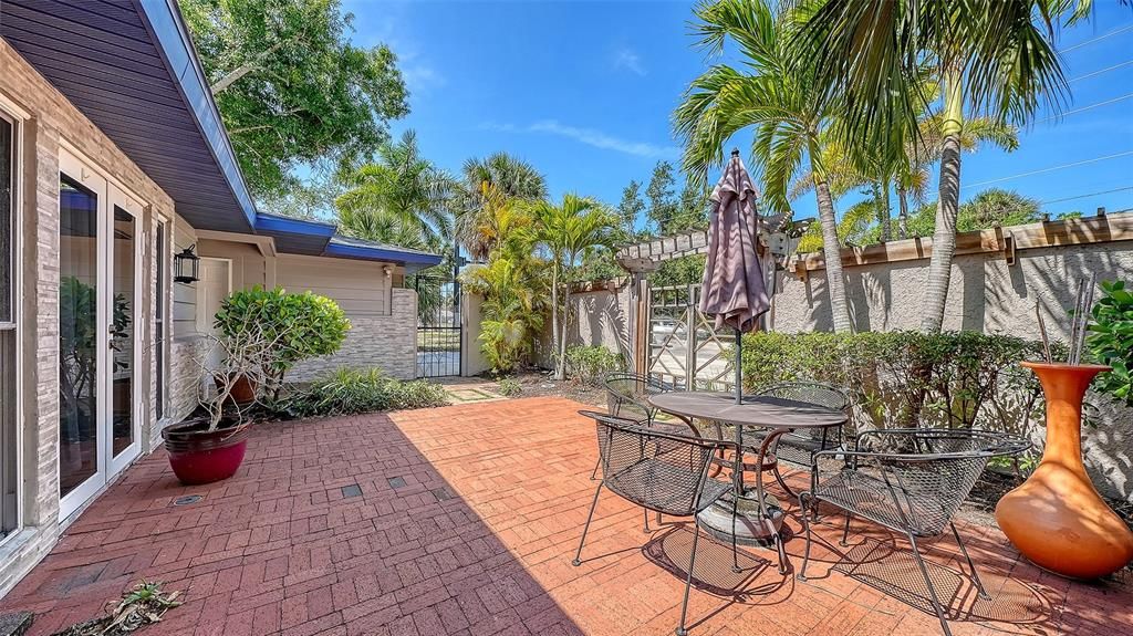 For Rent: $6,900 (4 beds, 4 baths, 2200 Square Feet)