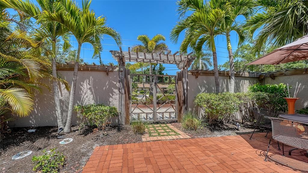 For Rent: $6,900 (4 beds, 4 baths, 2200 Square Feet)