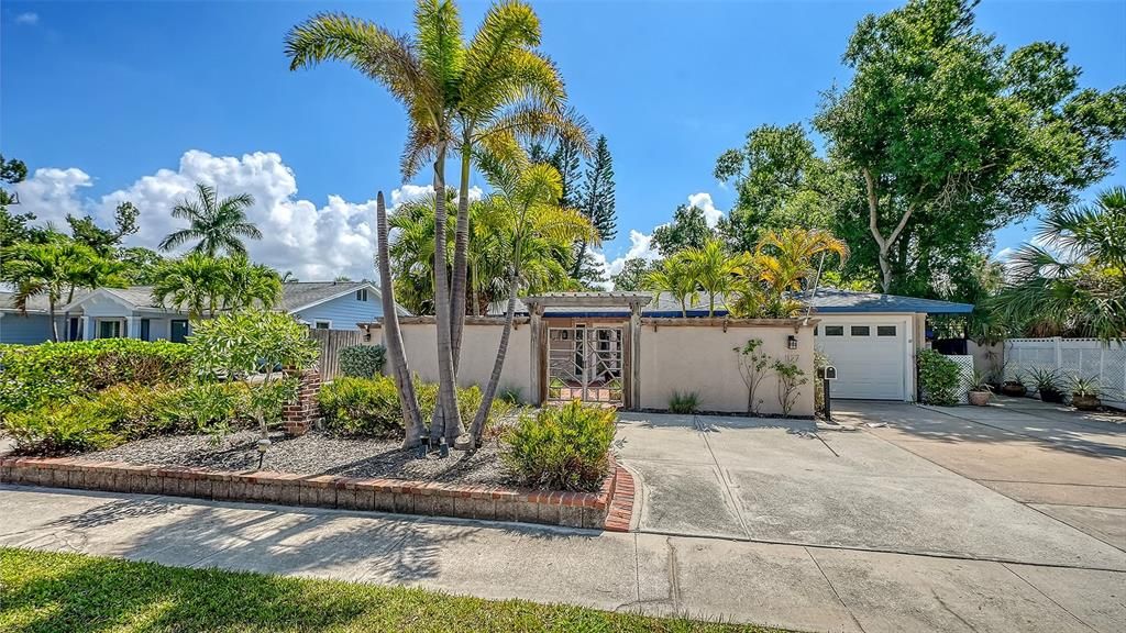 For Rent: $6,900 (4 beds, 4 baths, 2200 Square Feet)