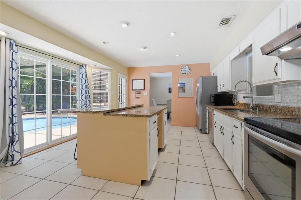 Activo con contrato: $425,000 (4 camas, 2 baños, 1840 Pies cuadrados)