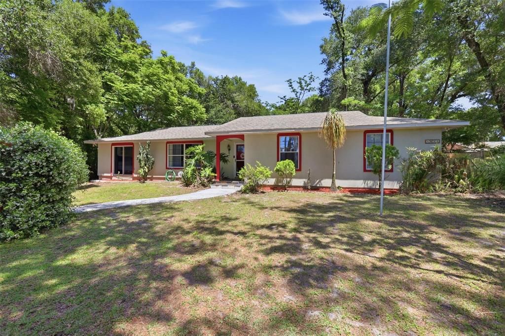Activo con contrato: $425,000 (4 camas, 2 baños, 1840 Pies cuadrados)