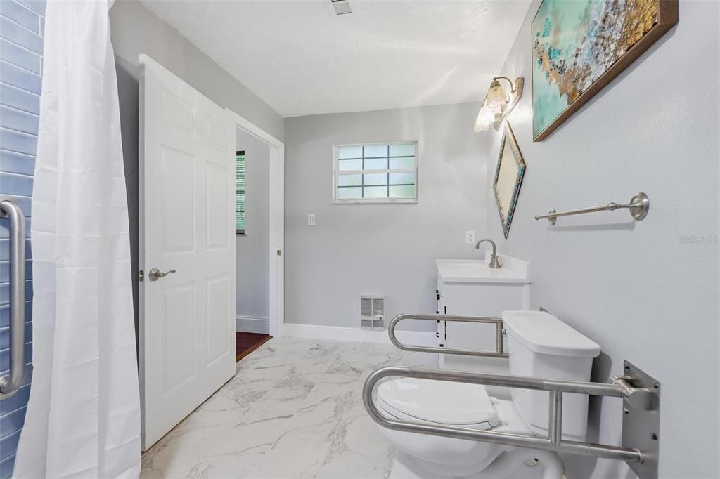 Activo con contrato: $425,000 (4 camas, 2 baños, 1840 Pies cuadrados)