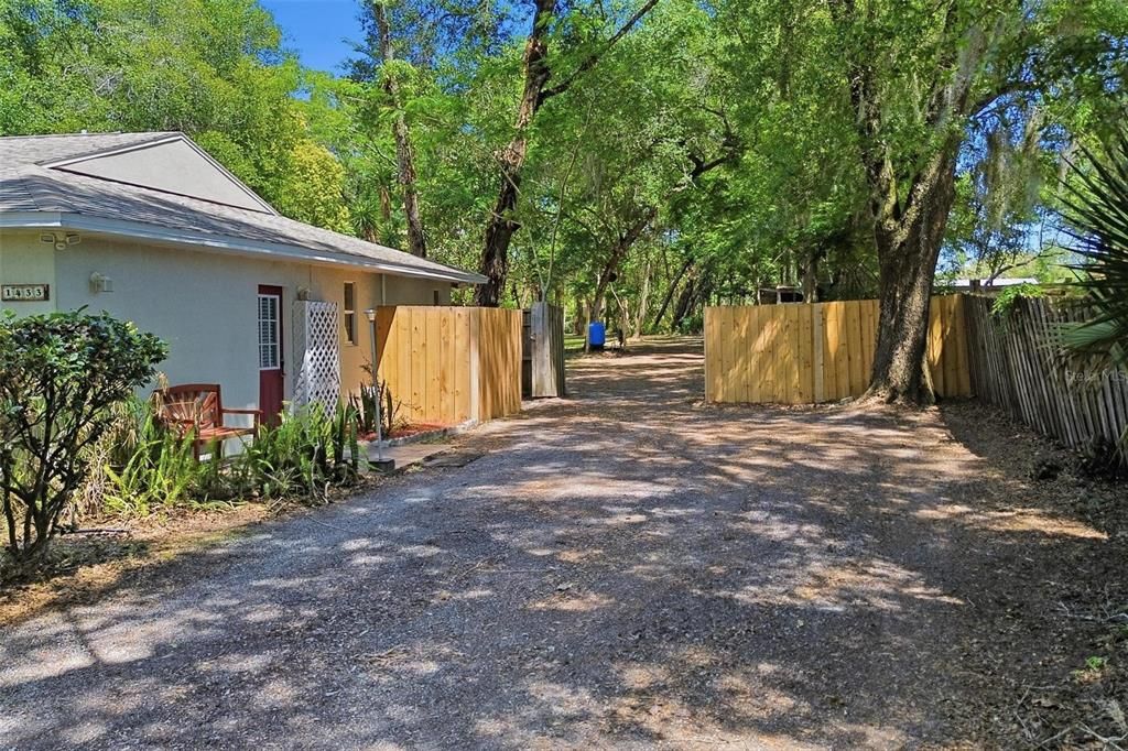 Activo con contrato: $425,000 (4 camas, 2 baños, 1840 Pies cuadrados)