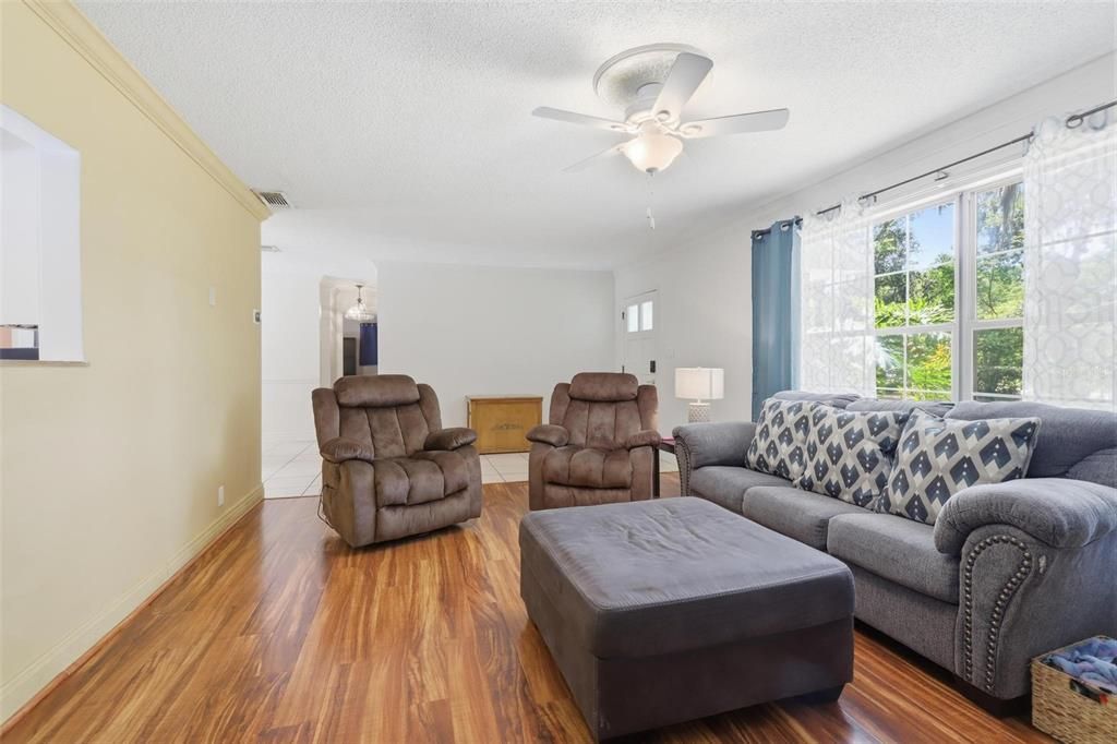 Activo con contrato: $425,000 (4 camas, 2 baños, 1840 Pies cuadrados)